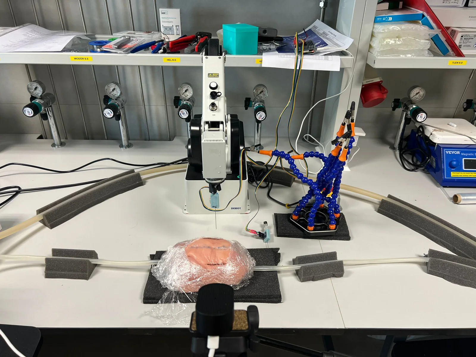 Dobot MG400 robot beside the VIBRONAV needle experiment at AGH